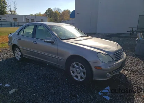 2005 Mercedes-Benz C 240 из США, поврежденный, VIN WDBRF61J85F557631